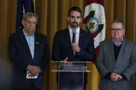 PORTO ALEGRE, RS, BRASIL, 25-07-2025: Em coletiva na manhã de sexta-feira, o governador Eduardo Leite anunciou empréstimo junto ao BRDE para os setores que devem sentir os impactos das medidas econômicas impostas pelo governo de Donald Trump, que começam a valer no mês de agosto. Após reunião com representantes de entidades ligadas aos setores atingidos pelas tarifas, o governador falou sobre os R$ 100 milhões que vão ser repassados.  Na foto, A partir da esquerda, o presidente da FIERGS, Claudio Bier, o governador Eduardo Leite e o presidente do BRDE, Ranolfo Vieira Júnior. Foto: Renan Mattos/Agência RBS<!-- NICAID(16087778) -->