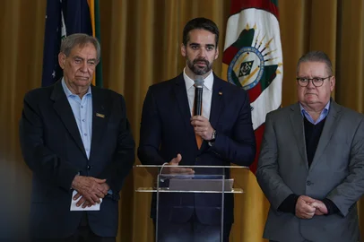 PORTO ALEGRE, RS, BRASIL, 25-07-2025: Em coletiva na manhã de sexta-feira, o governador Eduardo Leite anunciou empréstimo junto ao BRDE para os setores que devem sentir os impactos das medidas econômicas impostas pelo governo de Donald Trump, que começam a valer no mês de agosto. Após reunião com representantes de entidades ligadas aos setores atingidos pelas tarifas, o governador falou sobre os R$ 100 milhões que vão ser repassados.  Na foto, A partir da esquerda, o presidente da FIERGS, Claudio Bier, o governador Eduardo Leite e o presidente do BRDE, Ranolfo Vieira Júnior. Foto: Renan Mattos/Agência RBS<!-- NICAID(16087778) -->