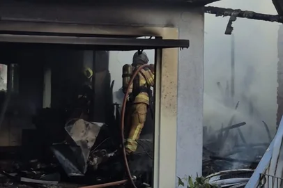 3ª Companhia Independente de Bombeiros Militar (3ª CiaBM) / Divulgação Incêndio destrói parcialmente casa no bairro Santa Marta, em Bento Gonçalves.<!-- NICAID(16203711) -->