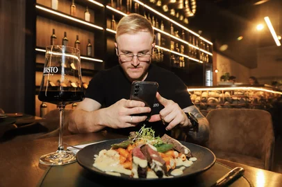 CAXIAS DO SUL, RS, BRASIL. 29-08-2025. De olho no que influencia a escolha dos clientes, restaurantes de Caxias investem nas redes sociais para atrair público. Na foto, Augusto Soster – gestor de cozinha da Abasto.<!-- NICAID(16112559) -->