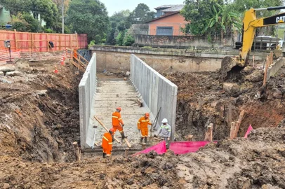 A Prefeitura, por meio da Secretaria Municipal de Obras (SMO), avança para uma nova etapa das obras do Túnel de Drenagem da Matteo Gianella. A partir desta quinta-feira (10/9), o trecho localizado entre a Rua Professor Marcos Martini e a Avenida Ruben Bento Alves (Perimetral), na região do Viaduto do Enxutão, passa a permanecer bloqueado de forma contínua durante a execução dos serviços.<!-- NICAID(16362962) -->