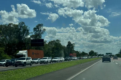 Acidente logo antes do pedágio de Santo Antônio deixa quilômetros de congestionamento na freeway<!-- NICAID(15943455) -->
