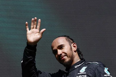 Hamilton herdou a primeira posição após desclassificação de Russell.