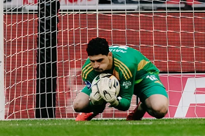 Matheus Magalhães em campo pelo Ajax. Goleiro interessa ao Grêmio<!-- NICAID(16038985) -->