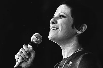 Elis Regina em show das Olimpíadas do Exército.Crédito: Olívio Lamas, Agência RBS#ENVELOPE: 81324#Crédito: Olívio Lamas<!-- NICAID(7796347) -->