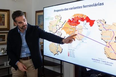 Governadores Eduardo Leite e Jorginho Mello discutem malha ferroviáreia da região sul<!-- NICAID(16076219) -->