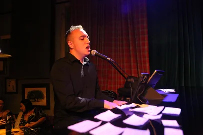 Cantor Gonzalo Lamego no Duelo de Pianos no Encouraçado Butikin<!-- NICAID(16092187) -->