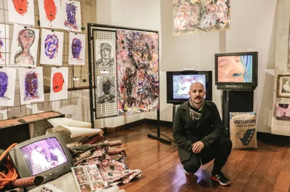 Atelier NAV realiza oficinas de cultura audiovisualProjeto trará cineasta Cao Guimarães a Caxias do Sul em maioA formação de público e agentes da cultura audiovisual, com experiência de produção em realidade virtual, é o mote da nova edição do Atelier NAV. Depois de acontecer em 2018 e 2019, a iniciativa chega agora à sua terceira edição. Realizado pelo Ponto de Cultura NAV – Núcleo Audiovisual FSG, o projeto trará a Caxias do Sul, em maio, o cineasta mineiro Cao Guimarães para uma mostra de suas produções, uma oficina e um Master Class.<!-- NICAID(15374101) -->