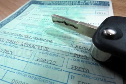 Não esqueça de pagar o IPVAEm 2016, o valor do IPVA diminuiu 4% para os proprietários de veículos em Santa Catarina. A base de cálculo do imposto é o valor de mercado do veículo aferido pela tabela Fipe (Fundação Instituto de Pesquisas Econômicas) ao Estado. A previsão da Fazenda é arrecadar um total de R$ 1,56 bilhão com IPVA em 2016. O valor corresponde a quase 10% da arrecadação própria do Estado. Desse total, 50% estão sendo repassados no ato do recolhimento ao município onde o veículo estiver emplacado. E por falar em IPVA, proprietários de veículos com placa final 9 que quiserem pagar o imposto em três vezes sem juros devem efetuar o pagamento da primeira parcela até essa segunda-feira, dia 12. As demais parcelas têm vencimento no dia 10 dos meses seguintes, nesse caso, outubro e novembro. O prazo para pagamento em cota única é dia 30 de setembro. E nesse dia 10 também estão vencendo a segunda parcela do IPVA de veículos com placa final 8 e a terceira parcela de veículos com placa final 7.(Foto: Divulgação)