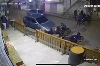 Testemunhas relataram que os disparos foram feitos por ocupantes de um veículo Fiat UNO azul e uma motocicleta preta. Uma câmera de segurança registrou o momento. As imagens foram divulgadas pela Brigada Militar.
