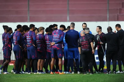 CAXIAS DO SUL, RS, BRASIL, 16/07/2025. Caxias realiza treinamento no Estádio Centenário na preparação para enfrentar o Náutico pela 13ª rodada da Série C do Campeonato Brasileiro. Na foto, técnico Junior Rocha (D) conversando com os jogadores. (Porthus Junior/Agência RBS)<!-- NICAID(16081836) -->
