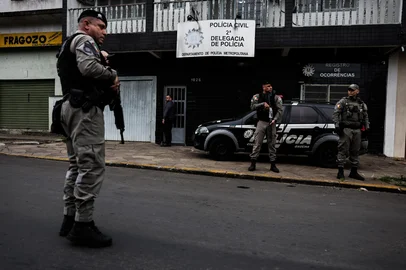 CACHOEIRINHA, RS, BRASIL, 20-02-2026: O policial militar Cristiano Domingues ficou em silêncio durante novo depoimento à Polícia Civil nesta sexta-feira. Ele é suspeito de ser responsável pelo desaparecimento da ex-mulher Silvana Germann de Aguiar, 48 anos, e dos pais dela, Isail Vieira de Aguiar, 69, e Dalmira Germann de Aguiar, 70 anos. A família, que vive em Cachoeirinha, não é vista há quase um mês. Foto: Renan Mattos/Agência RBS<!-- NICAID(16229717) -->