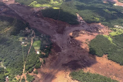 Handout picture released by the Minas Gerais Fire Department showing an aerial view taken after the collapse of a dam, which belonged to Brazil's giant mining company Vale, near the town of Brumadinho in southeastern Brazil, on January 25, 2019. - A dam in southeast Brazil collapsed Friday, unleashing a torrent of mud that killed an as-yet-undetermined number of people living in an area close to the city of Belo Horizonte, a local fire service official said. Emergency services were still responding to the situation in and around Brumadinho and did not yet have a precise toll, the official told AFP. (Photo by HO / Minas Gerais Fire Department / AFP) / RESTRICTED TO EDITORIAL USE - MANDATORY CREDIT "AFP PHOTO / MINAS GERAIS FIRE DEPARTMENT" - NO MARKETING NO ADVERTISING CAMPAIGNS - DISTRIBUTED AS A SERVICE TO CLIENTSEditoria: DISLocal: BrumadinhoIndexador: HOSecao: accident (general)Fonte: Minas Gerais Fire DepartmentFotógrafo: STR<!-- NICAID(13931511) -->