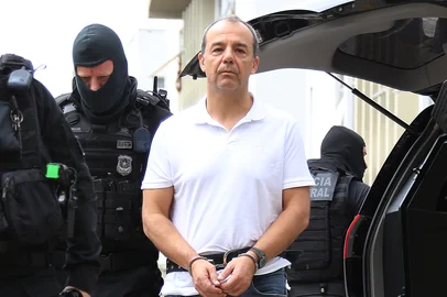 PR - LAVA JATO/CABRAL/PRISÃO/REGALIAS/TRANSFERÊNCIA - POLÍTICA - O ex-governador do Rio de Janeiro Sérgio Cabral chegou à Superintendência da Polícia Federal em Curitiba, por volta das 22h25, na quinta feira (18). Ele foi transferido da Cadeia Pública José Frederico Marques, no bairro de Benfica, no Rio de Janeiro. Cabral realiza exame de corpo de delito no IML (Instituto Médico Legal) de Curitiba (PR), nesta sexta-feira (18) e depois será levado para o Complexo Médico-Penal em Pinhais, na região metropolitana da capital paranaense. O complexo é uma penitenciária de regime fechado e com finalidades médicas e abriga vários presos da Operação Lava Jato como o ex-presidente da Câmara dos Deputados, Eduardo Cunha, o ex-vice-presidente da Câmara, André Vargas, e o ex-tesoureiro do PT João Vaccari Neto. Foto: Giuliano Gomes/PR PRESS