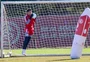 Sobrinho de Alisson e filho de Muriel, goleiro de 18 anos é destaque em treino do Inter