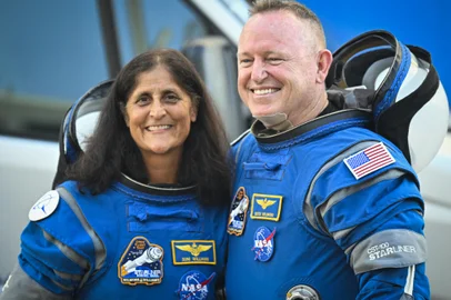 NASA astronauts  Butch Wilmore (R) and Suni Williams, wearing Boeing spacesuits,  depart the Neil A. Armstrong Operations and Checkout Building at Kennedy Space Center for Launch Complex 41 at Cape Canaveral Space Force Station in Florida to board the Boeing CST-100 Starliner spacecraft for the Crew Flight Test launch , on June 5, 2024. Boeing on June 5 will try once more to launch astronauts aboard a Starliner capsule bound for the International Space Station. Liftoff is targeted for 10:52 am (1452 GMT) for a roughly one-week stay at the orbital laboratory. (Photo by Miguel J. Rodriguez Carrillo / AFP)Editoria: SCILocal: Kennedy Space CenterIndexador: MIGUEL J. RODRIGUEZ CARRILLOSecao: space programmeFonte: AFPFotógrafo: STR<!-- NICAID(15800587) -->
