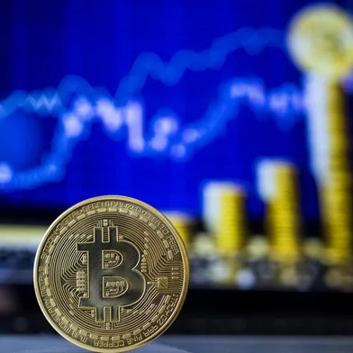 A picture taken on February 6, 2018 shows a visual representation of the digital crypto-currency Bitcoin, at the "Bitcoin Change" shop in the Israeli city of Tel Aviv. / AFP PHOTO / JACK GUEZEditoria: FINLocal: Tel AvivIndexador: JACK GUEZSecao: finance (general)Fonte: AFPFotógrafo: STF<!-- NICAID(13476075) -->