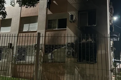 PORTO ALEGRE - Um incêndio atingiu um apartamento na rua Carlos Estevão, no bairro Rubem Berta, zona norte da Capital  na noite desta terça-feira (29). <!-- NICAID(16027220) -->