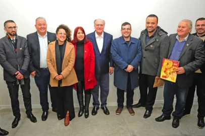 Vereadores de Caxias em encontro com vice-presidente. Na foto: Juliano Valim (PSD), Renato Oliveira (PCdoB), Estela Balardin (PT), Rose Frigeri (PT), Geraldo Alckmin (vpr, PSB), Rafael Bueno (PDT), Lucas Caregnato (PT), Zé Dambrós (PSB) e Wagner Petrini (PSB).<!-- NICAID(15775171) -->