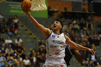 CAXIAS DO SUL, RS, BRASIL, 05/12/2024. Caxias do Sul Basquete x Franca, jogo válido pela 17ª rodada do Novo Basquete Brasil - NBB 2024/2025 - realizado no ginásio do Sesi. (Porthus Junior/Agência RBS)Indexador: BTK                             <!-- NICAID(15929745) -->