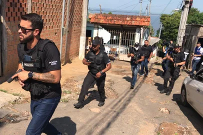 PORTO ALEGRE, RS - Polícia Civil realiza operação para prender suspeitos de tráfico e homicídios na Vila Buraco Quente, Morro Santa Tereza, zona sul de Porto Alegre. Ação integra a operação Pulso Forte. Foto: Ronaldo Bernardi / Agencia RBS<!-- NICAID(15335681) -->