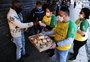 Grupo serve café da manhã para desempregados na fila do Sine em Porto Alegre