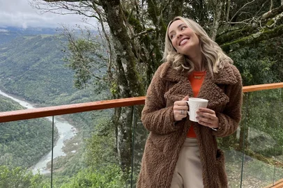 Giulia Perachi indica cabana privativa em Pinto Bandeira<!-- NICAID(15678931) -->