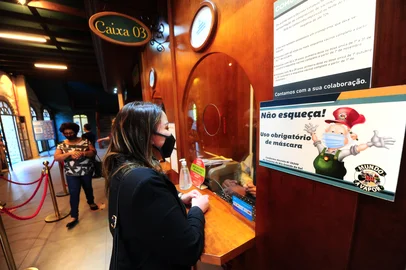 CANELA, RS, BRASIL, 25/10/2021. Passaporte vacinal em parques temáticos de gramado e canela ganha mais adesão uma semana após obrigatoriedade. No mundo a vapor, diretor Paulo Port, disse que a sinalização do espaço priorizou a informação sobre a idade dos esquemas vacinais. (Porthus Junior/Agência RBS)<!-- NICAID(14924390) -->