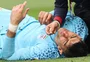 FOTOS: goleiro do Irã se choca com zagueiro e precisa ser substituído com suspeita de concussão cerebral