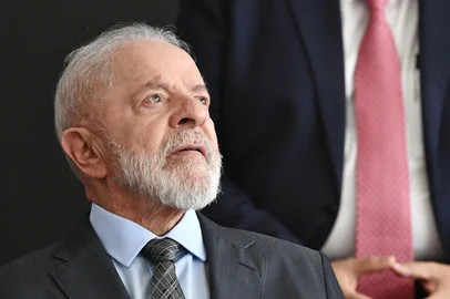 Brazilian President Luiz Inacio Lula da Silva gestures during the launch of a program to facilitate access to bank loans for workers at the Planalto Palace in Brasilia on March 12, 2025. (Photo by EVARISTO SA / AFP)Editoria: POLLocal: BrasíliaIndexador: EVARISTO SASecao: politics (general)Fonte: AFPFotógrafo: STF<!-- NICAID(15993886) -->