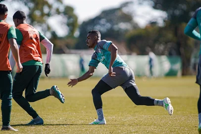 Juventude com volante caíque em campo após negociação frustrada com Grêmio<!-- NICAID(16074132) -->