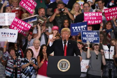 Alex Wong / Getty Images/AFP President Trump Marks 100 Days In Office With Rally In PennsylvaniaHARRISBURG, PA - APRIL 29: U.S. President Donald Trump speaks to supporters during a "Make America Great Again Rally" at the Pennsylvania Farm Show Complex & Expo Center April 29, 2017 in Harrisburg, Pennsylvania. President Trump held a rally to mark his first 100 days of his presidency. Alex Wong/Getty Images/AFPEditoria: POLLocal: HarrisburgIndexador: ALEX WONGSecao: GovernmentFonte: GETTY IMAGES NORTH AMERICAFotógrafo: STF<!-- NICAID(12883368) -->