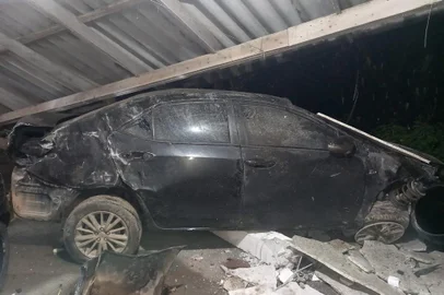 Carro sai da pista e invade casa na BR-116, em Tapes<!-- NICAID(15844584) -->