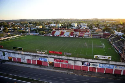 Estádio Presidente Vargas, do Inter-SM, pode ser vendido para grupo de investidores. O Inter-SM tenta, junto à prefeitura, um terreno na BR-392, a faixa para São Sepé, para construir uma arena com capacidade para 8 mil torcedores. Essa área ficaria entre o Trevo da Uglione e a Estância do Minuano<!-- NICAID(11645071) -->