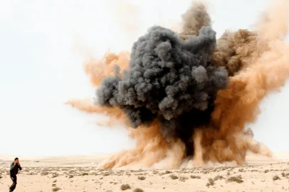 BREGA, LIBIA ,01-03-2011-  Bomba lancada por um caca da forca aerea da Libia cai proximo ade rebelde no deserto proximo a cidade de brega que esta em intenso confronto entre exercito e rebeldes  O ditador  da Libia , Muamar Gaddaf que esta no poder a mais de 40 anos sofre com uma crise no pais. Rebeldes tomaram varias cidadss noi pais e na capital.   (Foto: Joel Silva/ Folhapress,****MUNDO***Indexador: Joel SilvaFonte: 00009068AFotógrafo: STAFF<!-- NICAID(15669440) -->