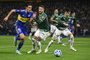 Boca Juniors' Uruguayan forward Edinson Cavani (L) fights for the ball with Palmeiras' midfielder Ze Rafael (C) and midfielder Raphael Veiga during the Copa Libertadores semifinals first leg football match between Argentina's Boca Juniors and Brazil's Palmeiras, at La Bombonera stadium in Buenos Aires, on September 28, 2023. (Photo by Luis ROBAYO / AFP)Editoria: SPOLocal: Buenos AiresIndexador: LUIS ROBAYOSecao: soccerFonte: AFPFotógrafo: STF<!-- NICAID(15554687) -->