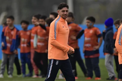 Uruguay's midfielder Federico Valverde takes part in a farewell activity with children ahead of the departure of the squad for the FIFA World Cup 2026, at the Tito Lopez Lopez stadium in Pando, Canelones department, Uruguay on June 5, 2026. (Photo by Dante FERNANDEZ / AFP)Editoria: SPOLocal: PandoIndexador: DANTE FERNANDEZSecao: soccerFonte: AFPFotógrafo: STR<!-- NICAID(16306182) -->