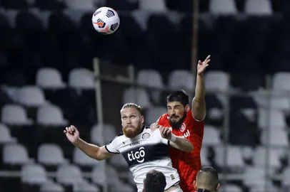 Paraguay's Olimpia Isidro Pitta (L) and Brazil's Internacional Paulo Victor vie for the ball during their Copa Libertadores round of 16 first leg football match at the Manuel Ferreira stadium in Asuncion, on July 15, 2021. (Photo by Nathalia AGUILAR / various sources / AFP)Editoria: SPOLocal: AsuncionIndexador: NATHALIA AGUILARSecao: soccerFonte: AFPFotógrafo: STR<!-- NICAID(14836540) -->