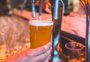 Mesmo com reabertura da economia, consumo de cerveja em casa continuou alto em 2021, aponta pesquisa