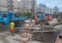 Rompimento de adutora de água bloqueia corredor de ônibus na Avenida Assis Brasil e causa congestionamento