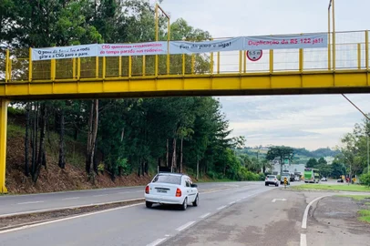 Motoristas de vans colocam faixas na RS-122, entre Flores e Caxias para reclamar do "pare e siga"<!-- NICAID(15923820) -->