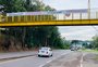 Motoristas de vans colocam faixas na RS-122, entre Flores da Cunha e Caxias do Sul, para protestar contra o sistema "pare e siga"