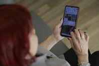 PORTO ALEGRE, RS, BRASIL, 11-07-2025: Retrato de Jane Peixoto para matéria sobre 60+ e o uso de Facebook nas redes sociais. Entre as diversas redes, o Facebook tem um grande e fiel número de usuários 60+. Foto: André Ávila/Agência RBSIndexador: Andre Avila<!-- NICAID(16078622) -->