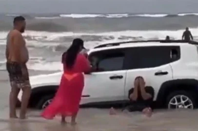 Homem chora após atolar carro de amigo na beira do mar após festas de Réveillon. Foto: Twitter/Reprodução<!-- NICAID(14981957) -->