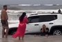 Carro que foi emprestado a amigo durante o Réveillon atola na praia e vai parar dentro do mar