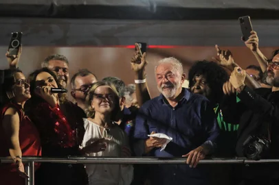 Rosangela "Janja" da Silva (L), wife of Brazilian president-elect for the leftist Workers Party (PT) Luiz Inacio Lula da Silva, speaks at the Paulista avenue after Lula's victory in the presidential run-off election, in Sao Paulo, Brazil, on October 30, 2022. - Brazil's veteran leftist Luiz Inacio Lula da Silva was elected president Sunday by a hair's breadth, beating his far-right rival in a down-to-the-wire poll that split the country in two, election officials said. (Photo by CAIO GUATELLI / AFP)Editoria: POLLocal: Sao PauloIndexador: CAIO GUATELLISecao: electionFonte: AFPFotógrafo: STR<!-- NICAID(15250853) -->