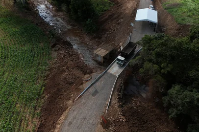 17.03.25, Encantado, RS, Brasil: A inauguração simbólica de uma ponte na localidade de Palmas, interior de Encantado, no Vale do Taquari, marca a entrega de dez pontes idealizadas e construídas pela iniciativa privada. Fotos: Duda Fortes/Agencia RBS<!-- NICAID(15997233) -->