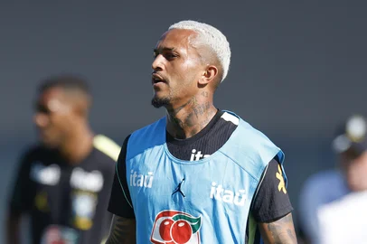 wesley durante treino da seleção <!-- NICAID(16300100) -->