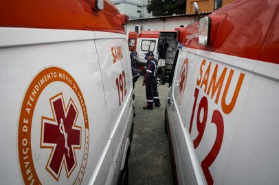 PORTO ALEGRE, RS, BRASIL, 19-03-2021: Movimentacao de ambulancias e equipes de socorristas do Samu (Servico de Atendimento Medico de Urgencia) no patio da sede administrativa da instituicao. O volume de trabalho desses profissionais de saude aumentou mais com o agravamento da pandemia. As profissionais que fazem a higienizacao das viaturas tambem nao tem descanso. Ambulancias que atenderam pacientes com covid-19 chegam e saem a todo momento. (Foto: Mateus Bruxel / Agencia RBS)Indexador: Mateus Bruxel<!-- NICAID(14739452) -->