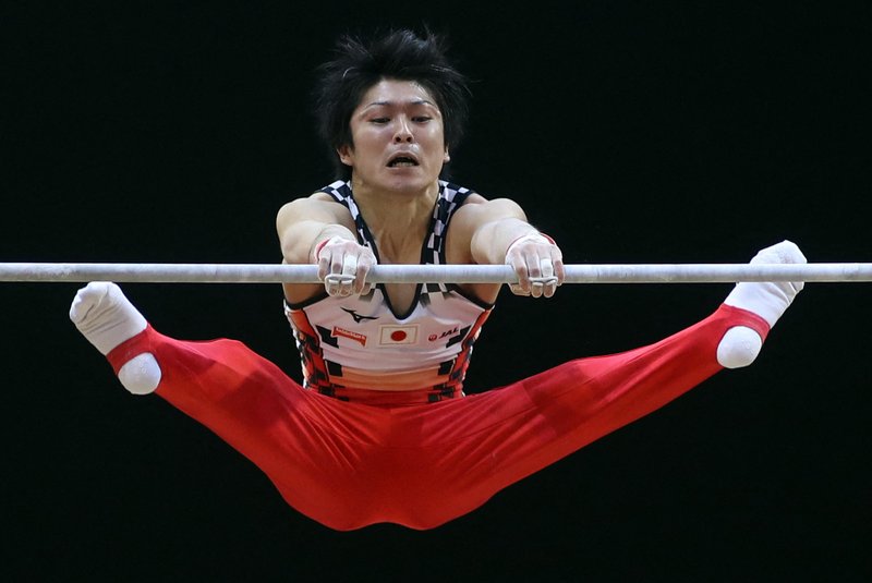 Japan's Kohei Uchimura competes in the Men's Horizontal Bar final during the 2018 FIG Artistic Gymnastics Championships at the Aspire Dome on November 3, 2018 in Doha. (Photo by KARIM JAAFAR / AFP)Editoria: SPOLocal: DohaIndexador: KARIM JAAFARSecao: gymnasticsFonte: AFPFotógrafo: STR<!-- NICAID(14816187) -->